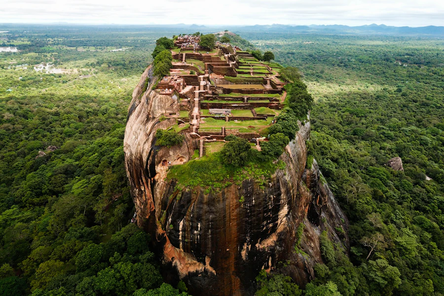 Le rocher de Sigiriya et sa forteresse, vus du ciel