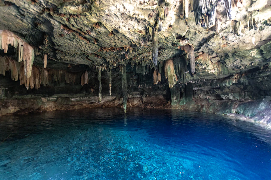 Un cenote aux eaux turquoise près de Tulum