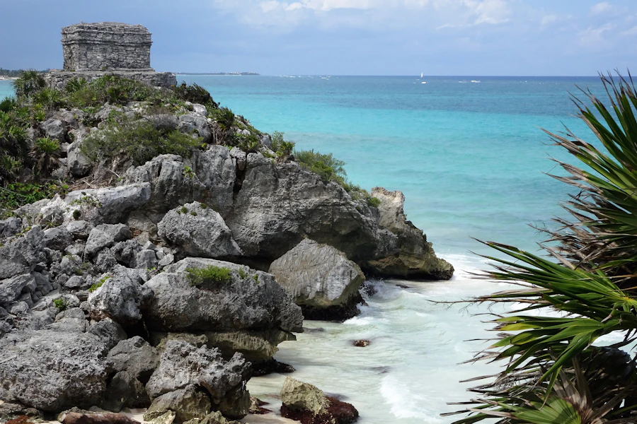 Les ruines mayas de Tulum au-dessus de la mer turquoise