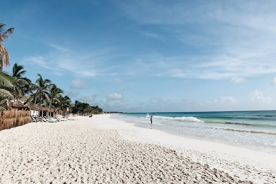 Le sable blanc et la mer des Caraïbes sur une plage de Tulum