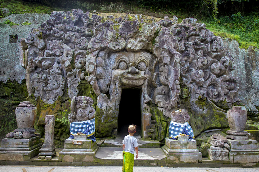 L'entrée sculptée de la grotte de Goa Gajah