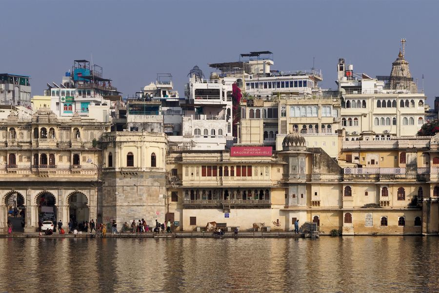 Bagore ki Haveli au bord du lac