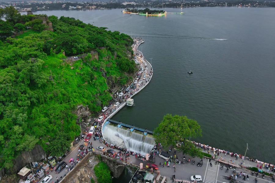 Le lac Fateh Sagar et sa promenade vus du ciel