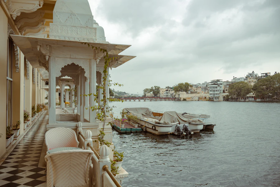 Des bateaux sur le lac Pichola