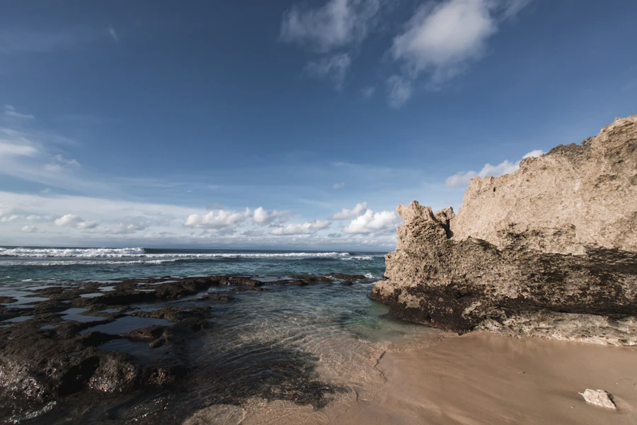 Une plage de sable entre les rochers, au pied des falaises