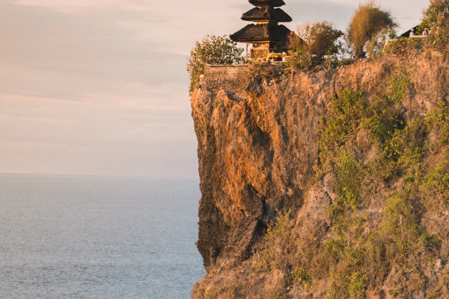 Le temple d'Uluwatu au bord de la falaise