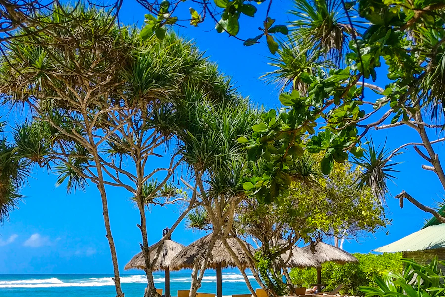 Des paillotes sur une plage calme de Nusa Dua