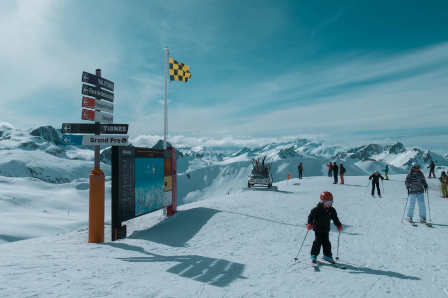 Skieurs et panneaux de pistes sur le domaine de Val d'Isère