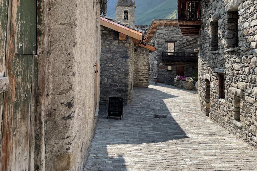 Une ruelle de maisons de pierre à Bonneval-sur-Arc