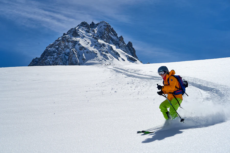 Un skieur en randonnée sur les pentes de Val d'Isère