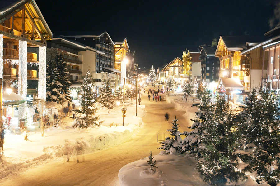 La rue principale de Val d'Isère illuminée un soir d'hiver