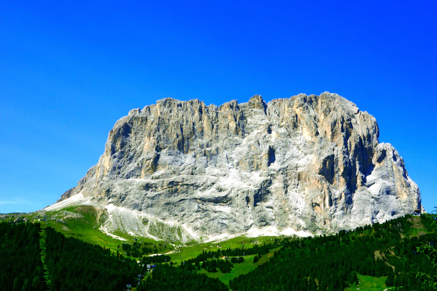 Le col de Gardena entre les parois des Dolomites