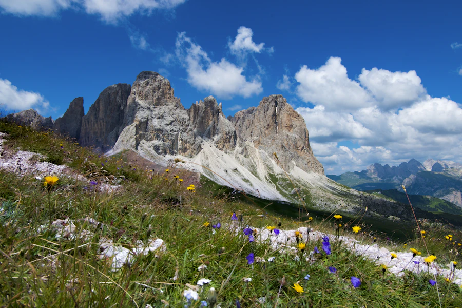 Le massif du Sassolungo sous un ciel bleu