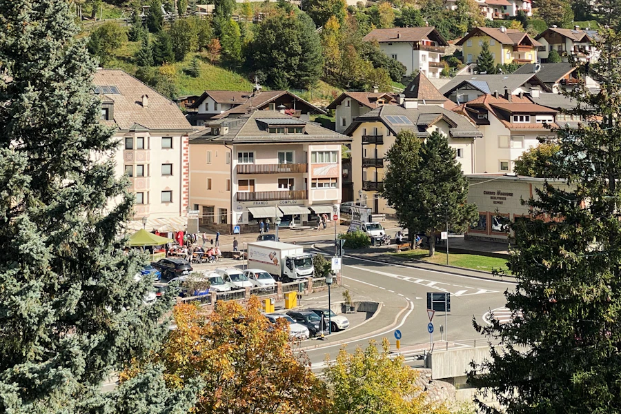 Ortisei au pied des montagnes