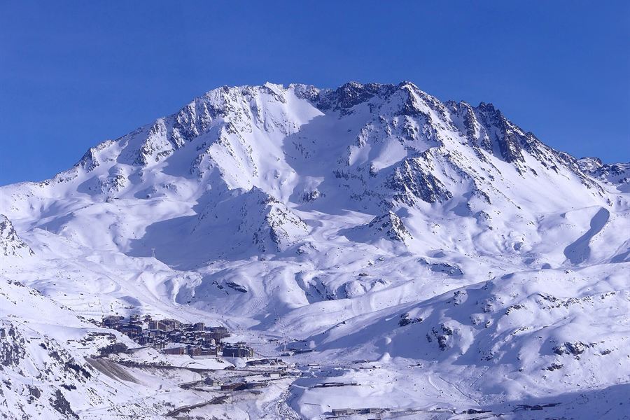 Val Thorens sous l'aiguille et le glacier de Péclet