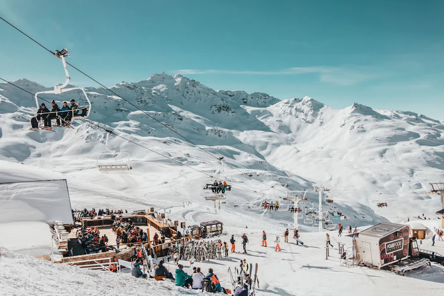 Une télécabine au-dessus des pistes de Val Thorens