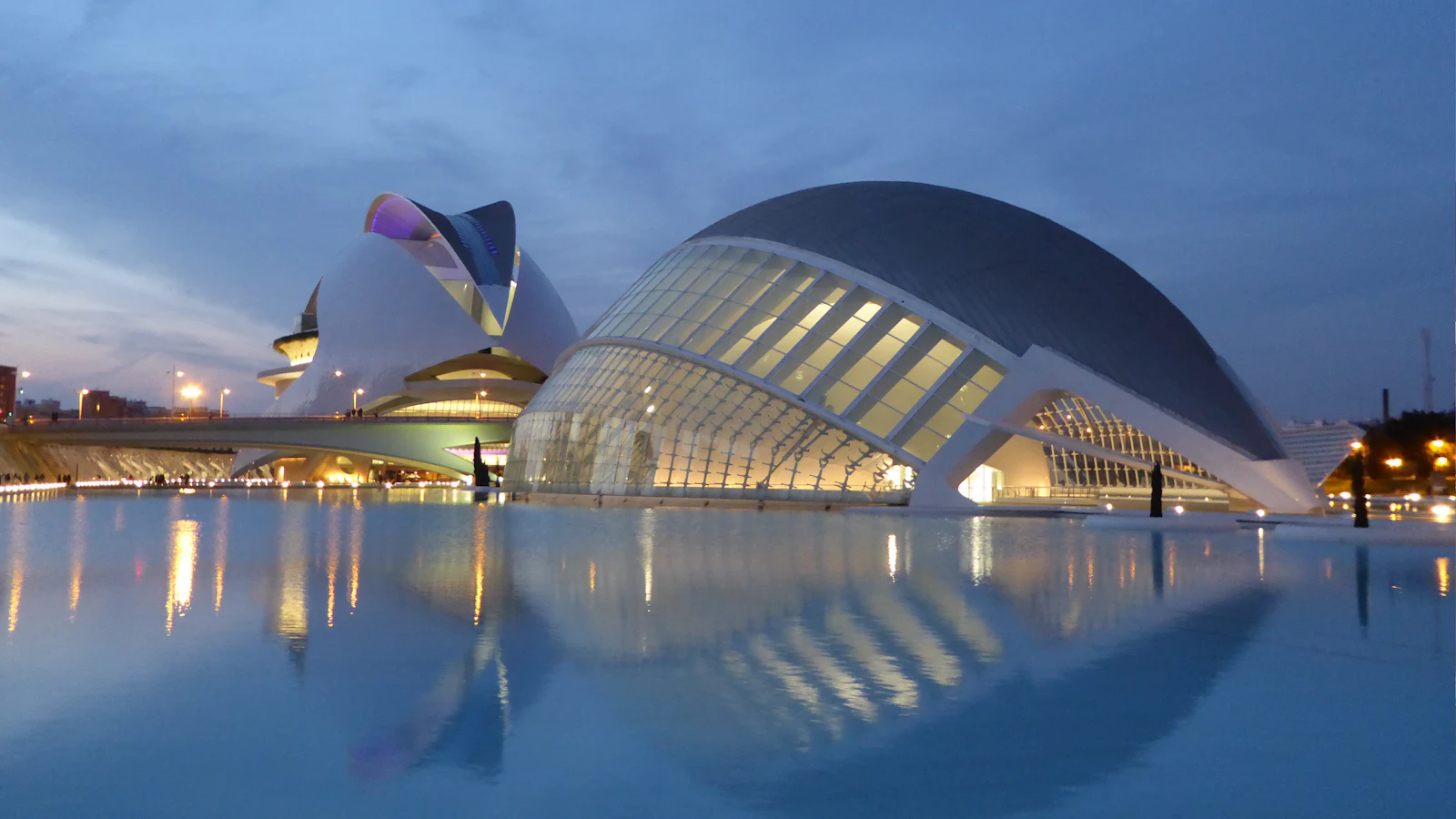 L'Hemisfèric et la Cité des arts et des sciences au crépuscule