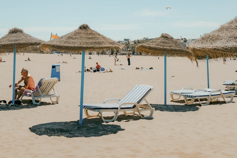 Transats et parasols sur la plage de Valence