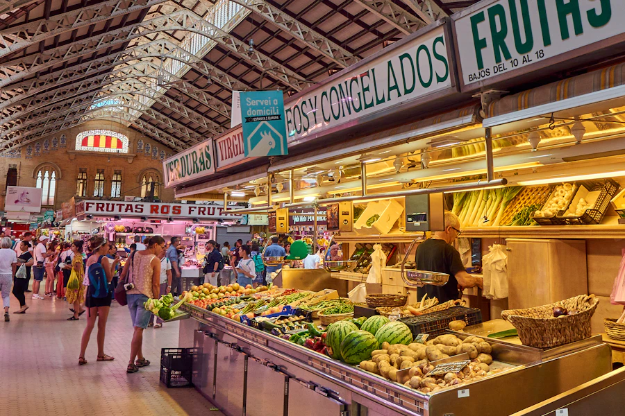 Les étals sous les verrières du Marché central