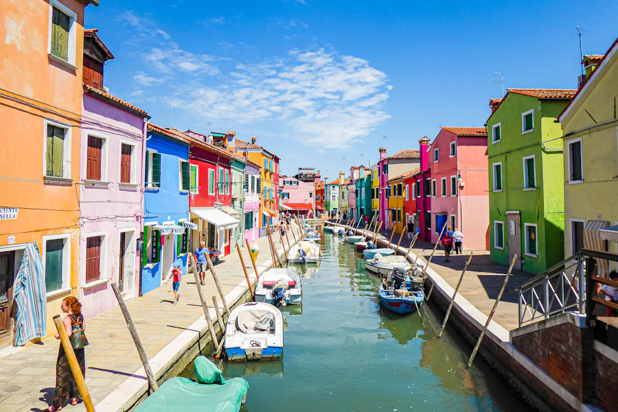 Les maisons colorées de Burano au bord du canal
