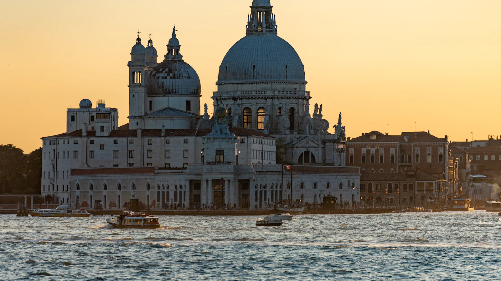 La basilique de la Salute au coucher du soleil, à l'entrée du Grand Canal