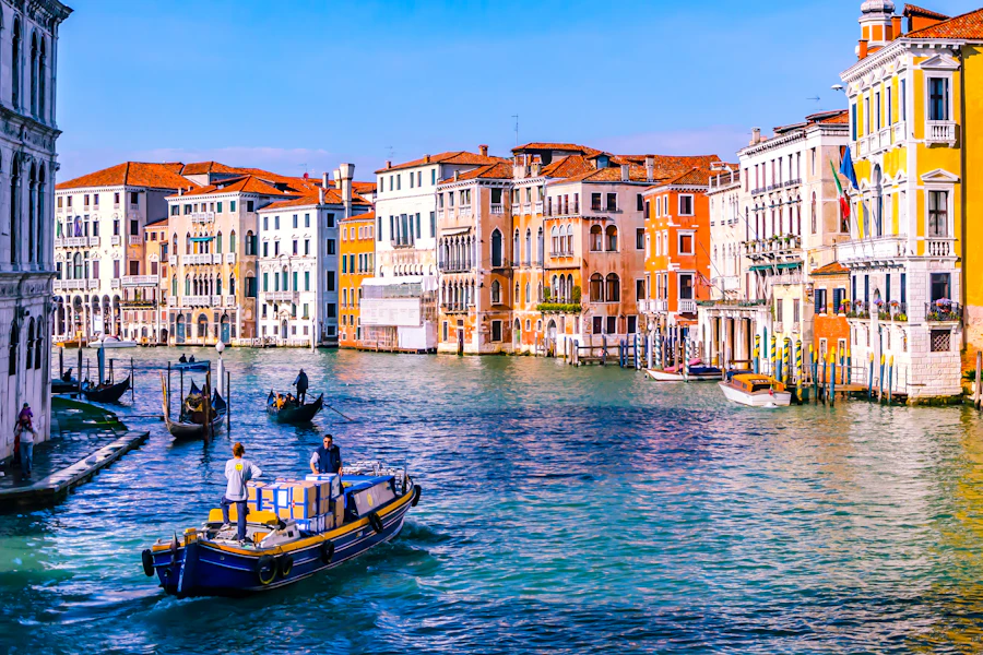 Gondoles et palais colorés le long du Grand Canal