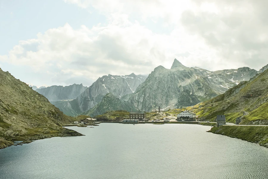 Le lac du col du Grand-Saint-Bernard entre les montagnes