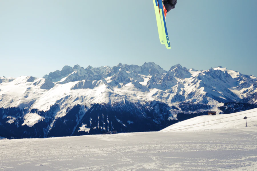 Un skieur en plein saut au-dessus des sommets de Verbier