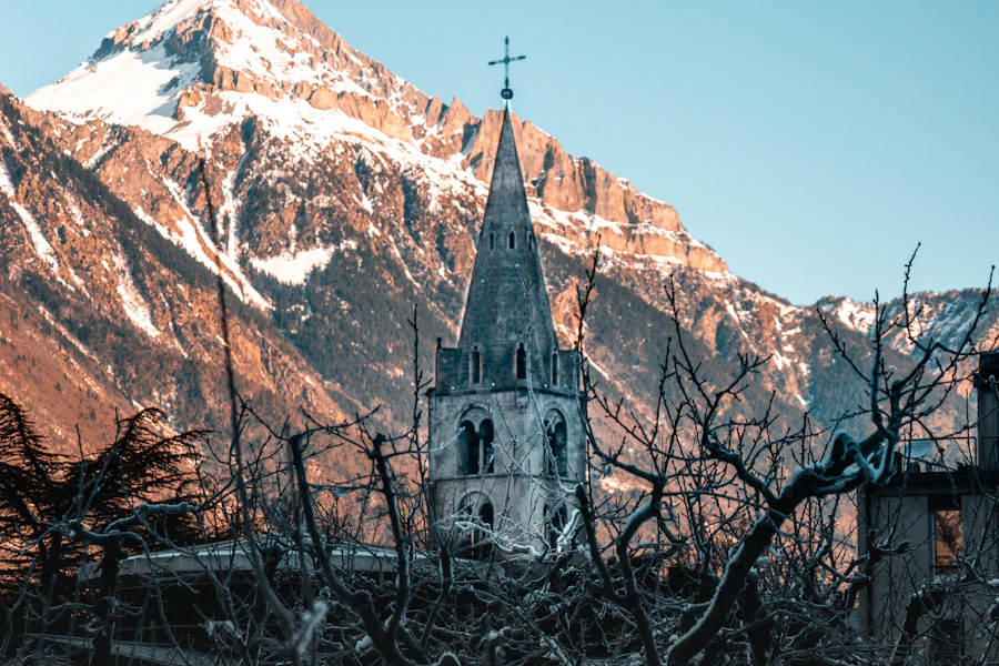 L'église de Martigny devant les montagnes