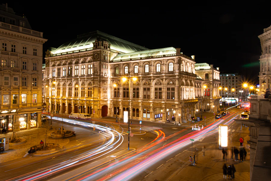 L'Opéra d'État de Vienne illuminé le soir