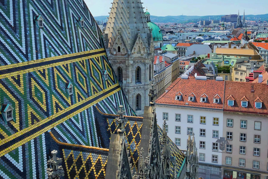 Le toit de tuiles vernissées de la cathédrale Saint-Étienne