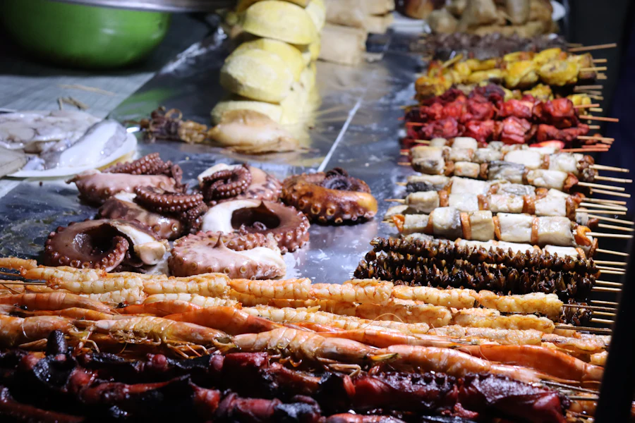 Brochettes et fruits de mer grillés au marché de nuit de Zanzibar