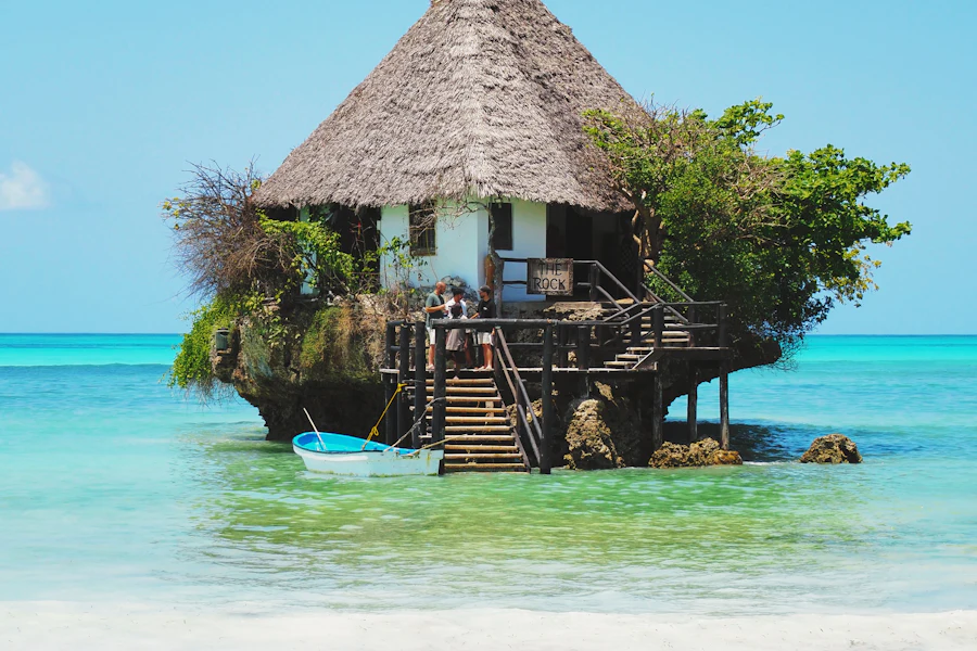 Le restaurant The Rock posé sur son rocher dans le lagon
