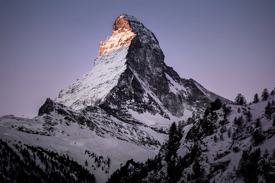 Le sommet du Cervin éclairé par le soleil du matin