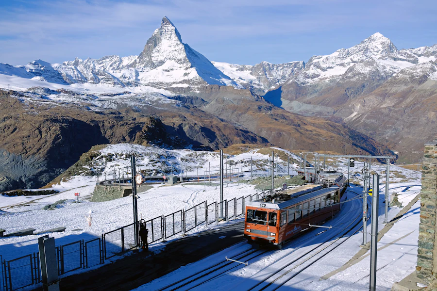 Le train à crémaillère du Gornergrat dans la neige, face aux sommets
