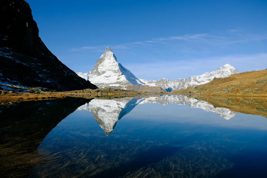 Le Cervin se reflétant dans un lac d'altitude