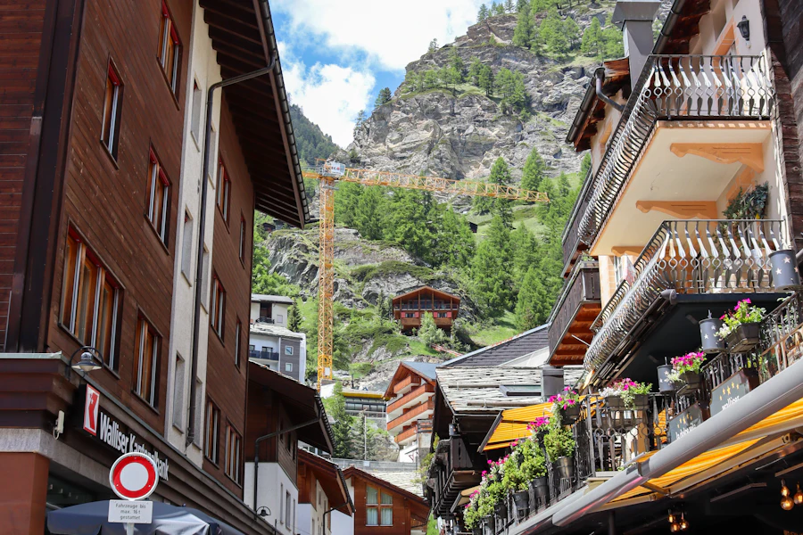 Vieux chalets de bois dans le village de Zermatt